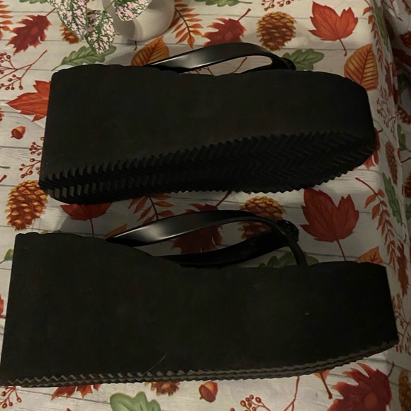 KURT GEIGER LONDON -never used
Kensington Wedge Flip Flops. Sold OUT in stores - Picture 10 of 10